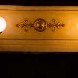 I parapetti sono decorati con fregi in oro e riquadri con maschere e fiori